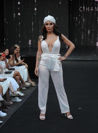 İrem Derici, Çeşme'de podyuma çıktı