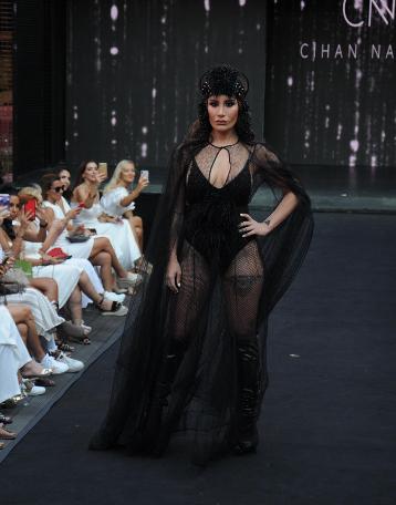 İrem Derici, Çeşme'de podyuma çıktı