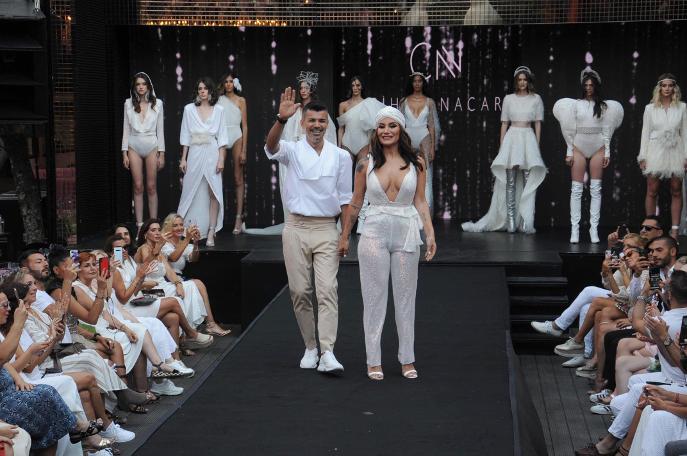 İrem Derici, Çeşme'de podyuma çıktı