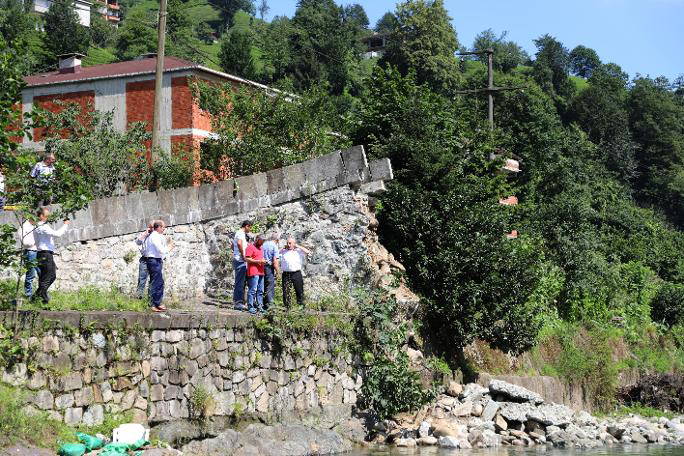 Rize'de koruma altındaki tarihi Ambarlık Kemer Köprü yıkıldı