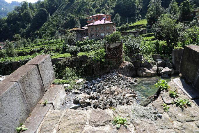 Rize'de koruma altındaki tarihi Ambarlık Kemer Köprü yıkıldı
