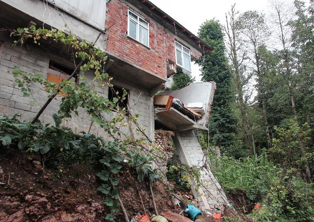 Rize'de koruma altındaki tarihi Ambarlık Kemer Köprü yıkıldı