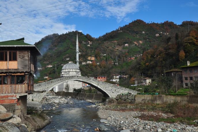 Rize'de koruma altındaki tarihi Ambarlık Kemer Köprü yıkıldı