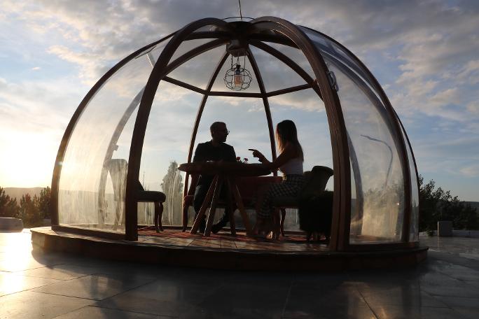 Müşterilerini şal ile ısıtmak yerine cam fanus çözümü geliştirdi