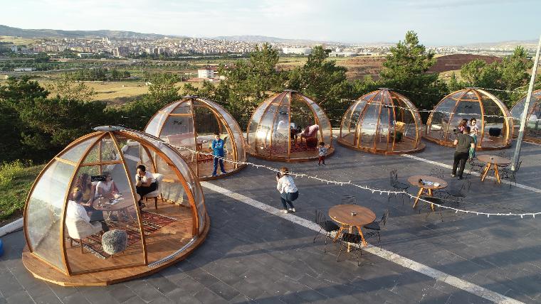 Müşterilerini şal ile ısıtmak yerine cam fanus çözümü geliştirdi