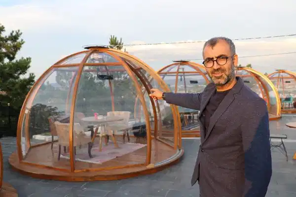 Müşterilerini şal ile ısıtmak yerine cam fanus çözümü geliştirdi