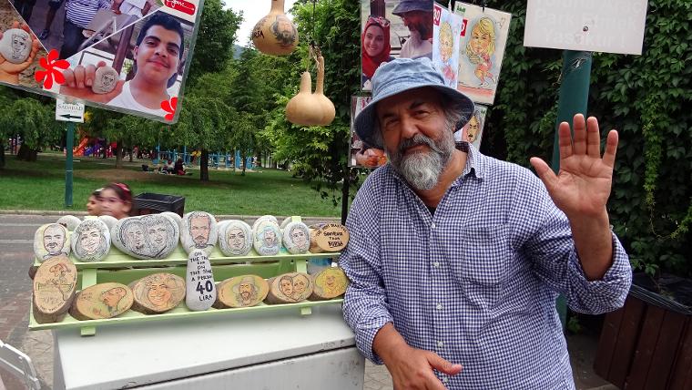 Karikatür aşkı 49 yıldır farklı materyallerle devam ediyor