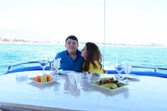 'Tosuncuk'un lüks yat sefası böyle görüntülendi