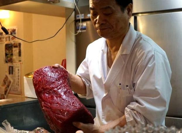 Japonya'da 33 yıl sonra ilk mezat: Balina etinin kilosu 140 dolardan satıldı