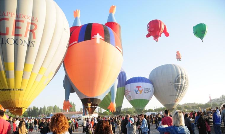 Kapadokya'da festival balonları gökyüzünü süsledi