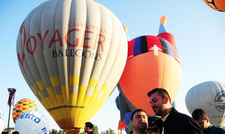 Kapadokya'da festival balonları gökyüzünü süsledi