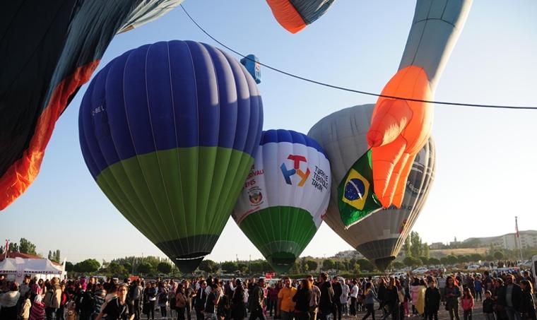 Kapadokya'da festival balonları gökyüzünü süsledi
