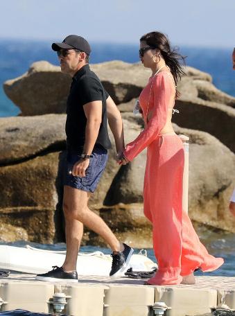 Adriana Lima, Emir Uyar ile el ele görüntülendi