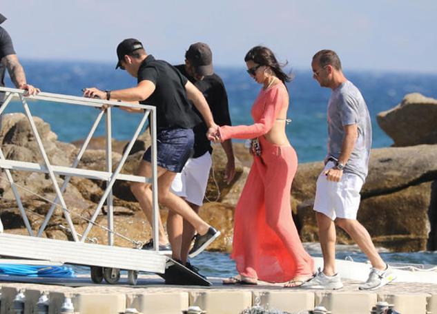 Adriana Lima, Emir Uyar ile el ele görüntülendi