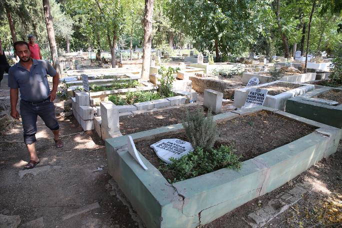 Hatay'ın Reyhanlı ilçesinde çok sayıda mezar kimliği belirsiz kişilerce tahrip edildi