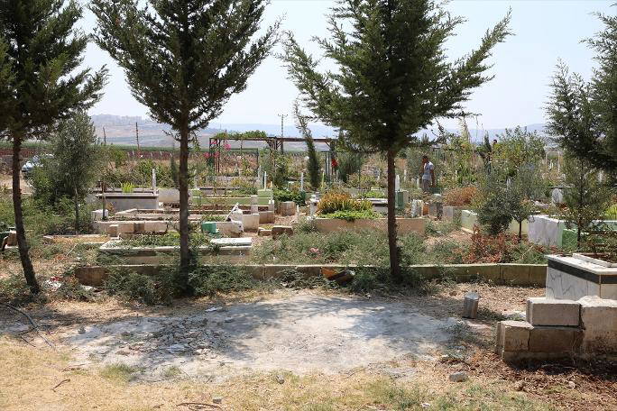 Hatay'ın Reyhanlı ilçesinde çok sayıda mezar kimliği belirsiz kişilerce tahrip edildi
