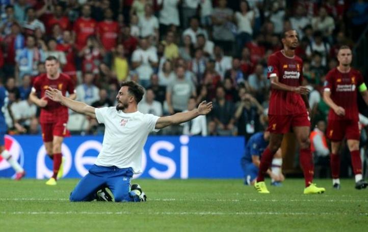 Enes Batur sahaya giren Youtuber'ı yerden yere vurdu