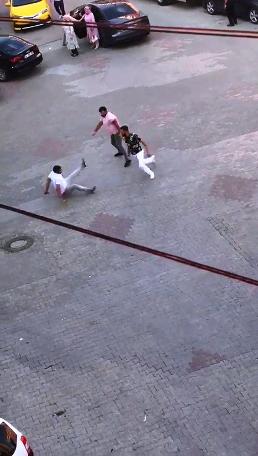 Yumruklar ve tekmeler havalarda uçuştu!