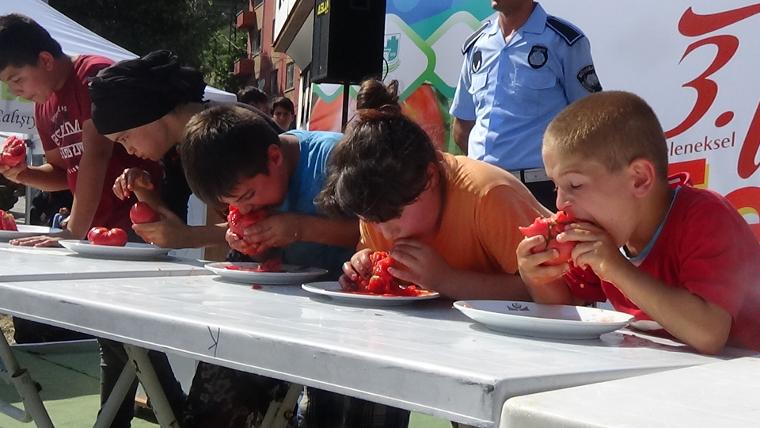 Domatesi en hızlı yiyebilmek için yarıştılar