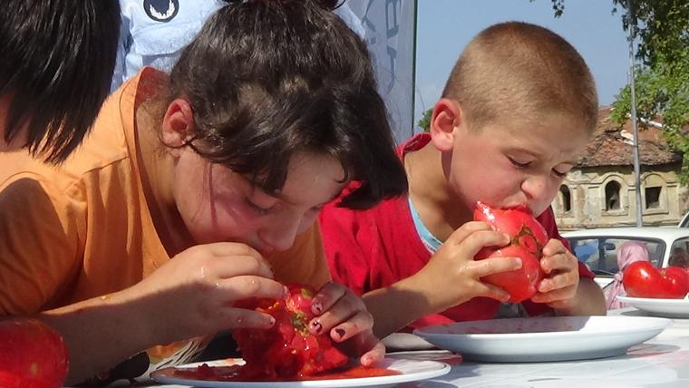 Domatesi en hızlı yiyebilmek için yarıştılar