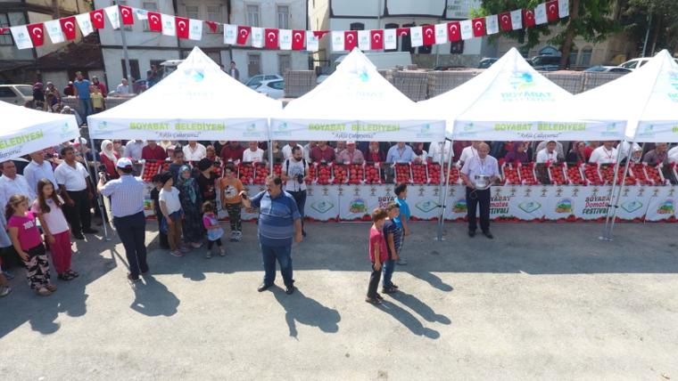 Domatesi en hızlı yiyebilmek için yarıştılar