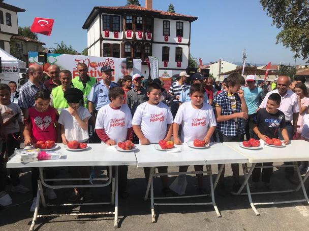 Domatesi en hızlı yiyebilmek için yarıştılar