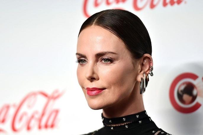 Charlize Theron, cinsiyet değiştirme sürecinde olan kızının son fotoğrafını paylaştı