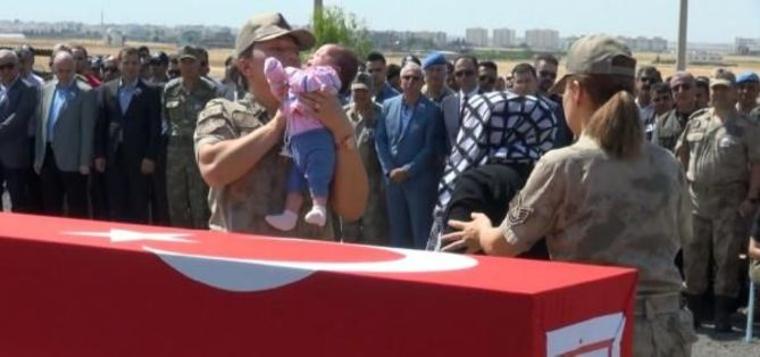 50 günlük Elçin babasını uğurladı!