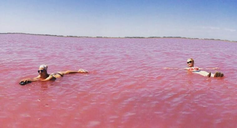 Güneşli günlerde pembeye dönüşen tuz gölü turistlerin akınına uğruyor