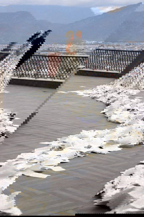 Kitap sayfalarından gelinlik