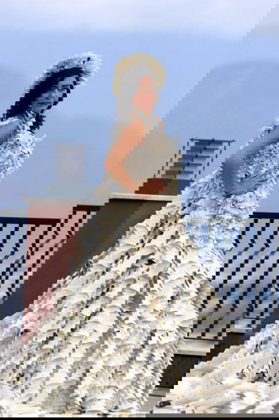 Kitap sayfalarından gelinlik