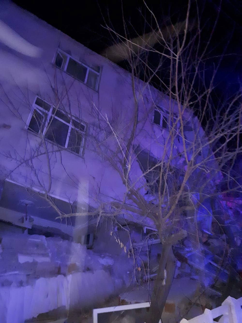 Deprem bölgesinden çarpıcı görüntüler