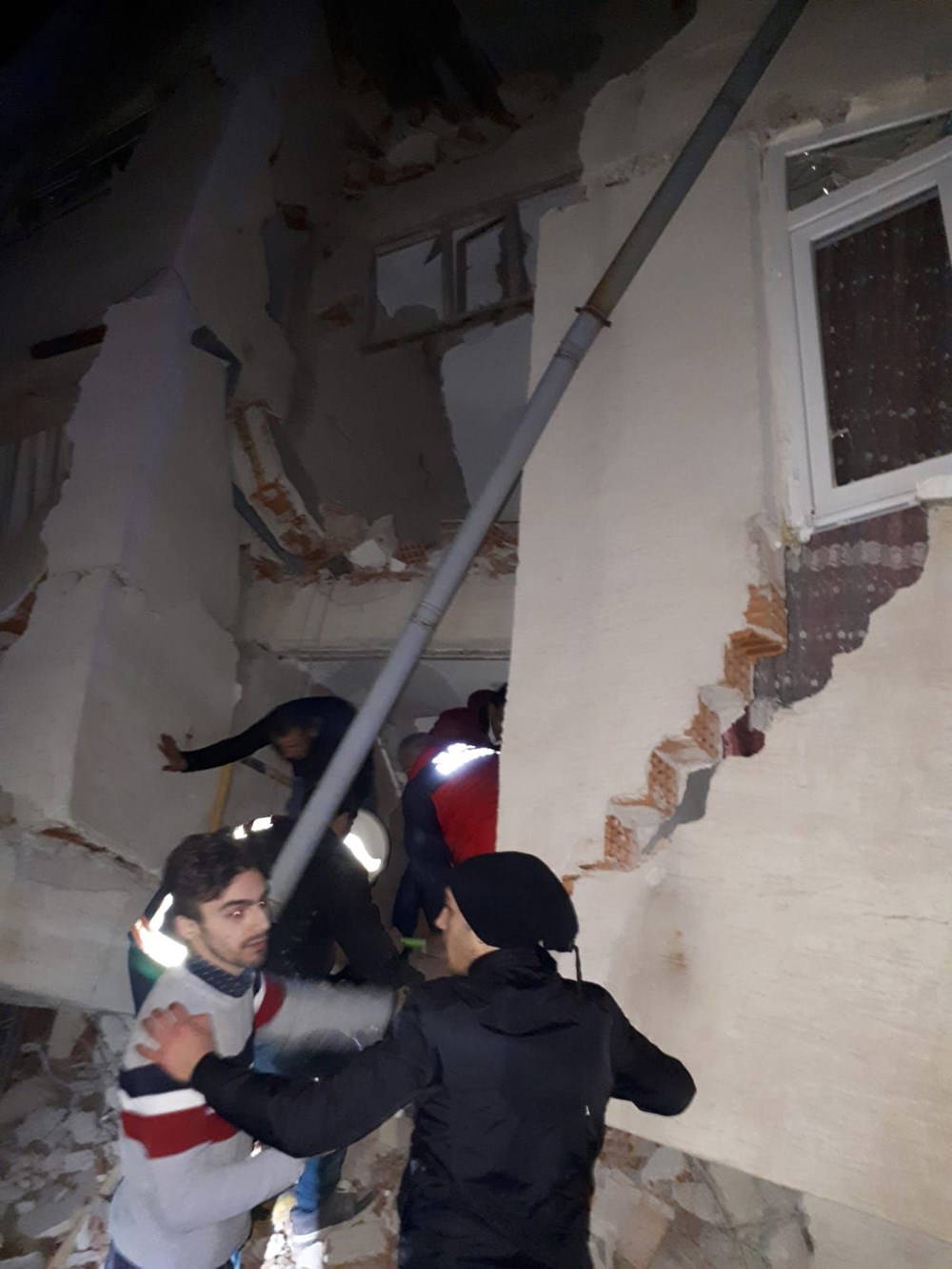 Deprem bölgesinden çarpıcı görüntüler