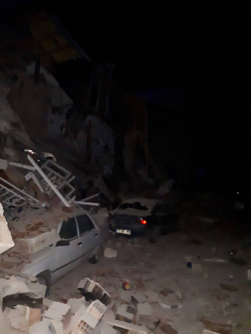 Deprem bölgesinden çarpıcı görüntüler