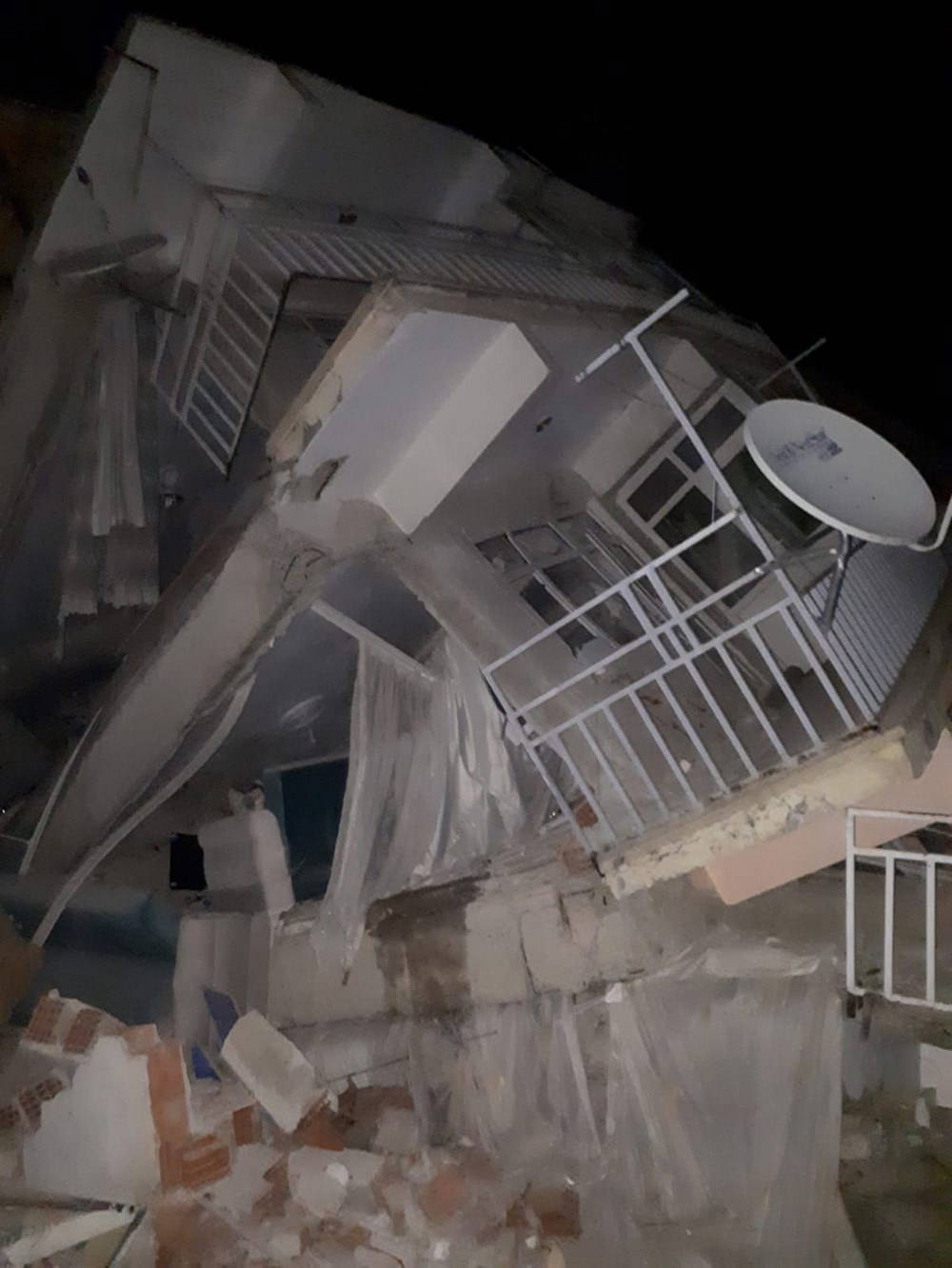 Deprem bölgesinden çarpıcı görüntüler