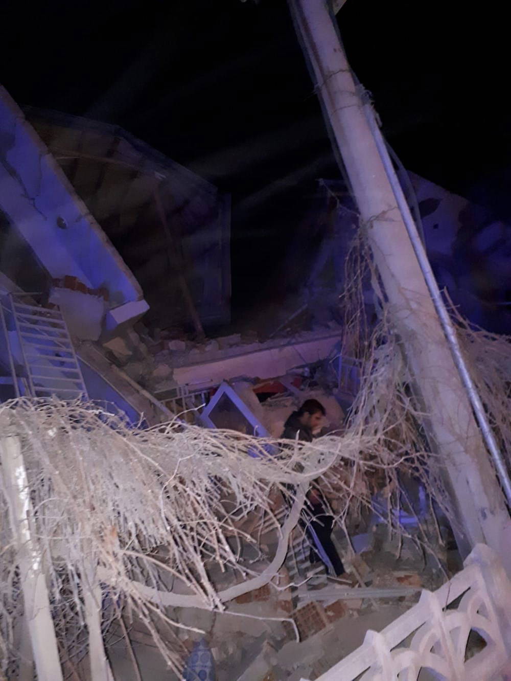 Deprem bölgesinden çarpıcı görüntüler