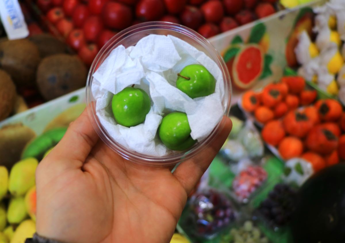 Aşeren kadınların eşleri soluğu bu manavda alıyor