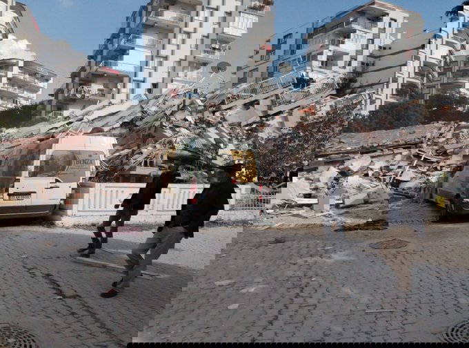 İzmir'de 6,6 büyüklüğünde deprem! Bölgeden fotoğraflar