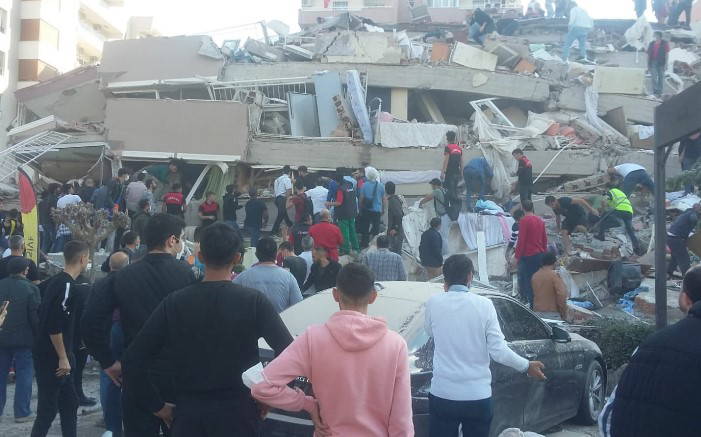 İzmir'de 6,6 büyüklüğünde deprem! Bölgeden fotoğraflar