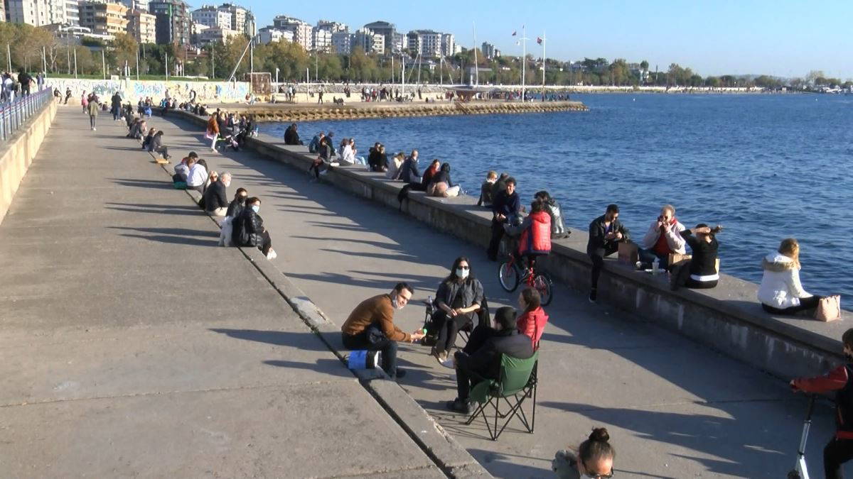 Caddebostan Sahili'ndeki kalabalık havadan görüntülendi