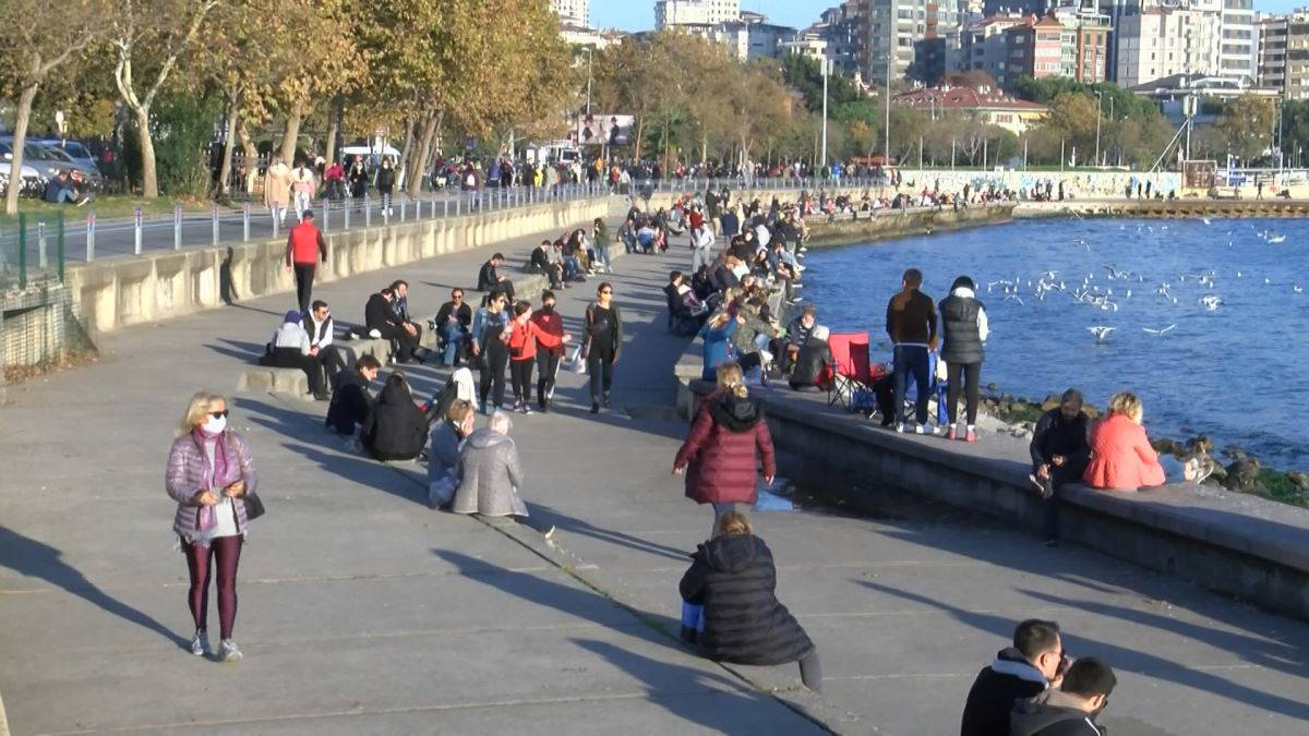 Caddebostan Sahili'ndeki kalabalık havadan görüntülendi