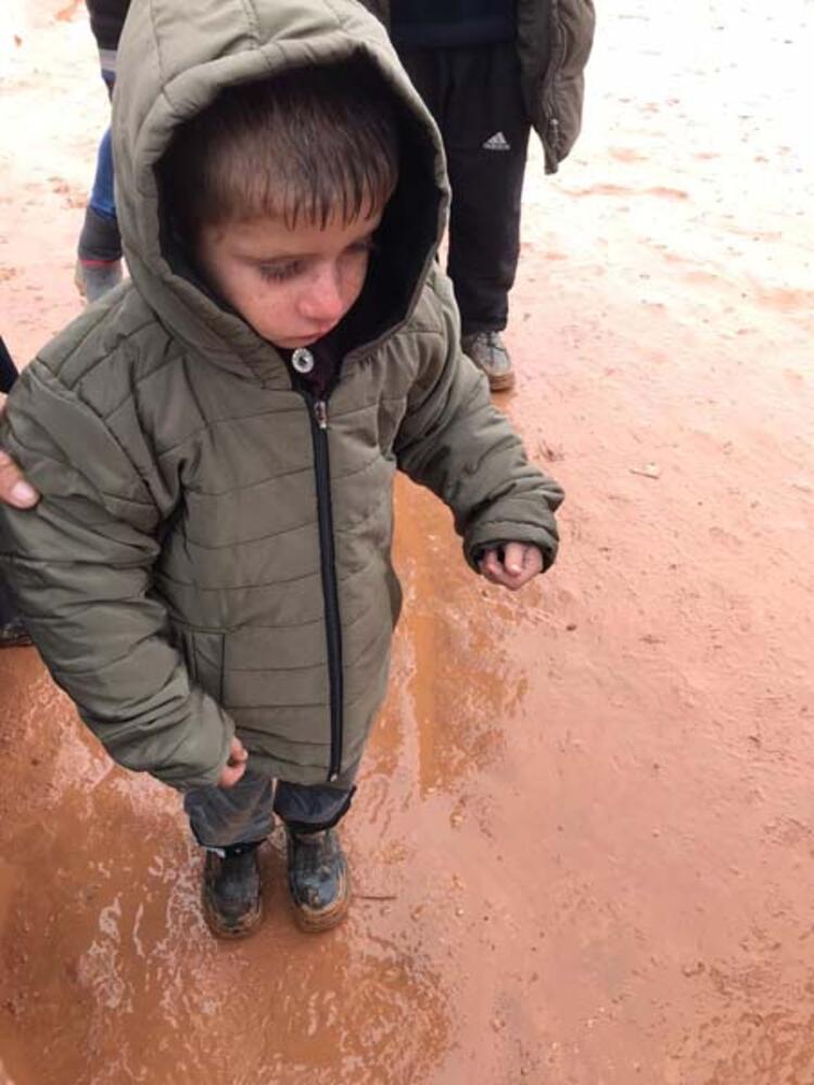 Bu görüntü herkesin yüreğini burkmuştu! O çocuğa yardım eli uzandı