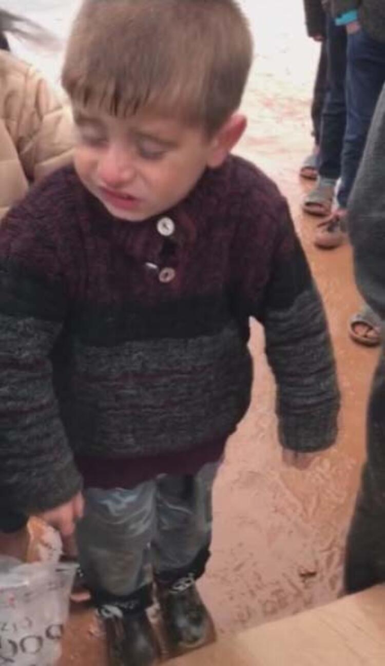 Bu görüntü herkesin yüreğini burkmuştu! O çocuğa yardım eli uzandı