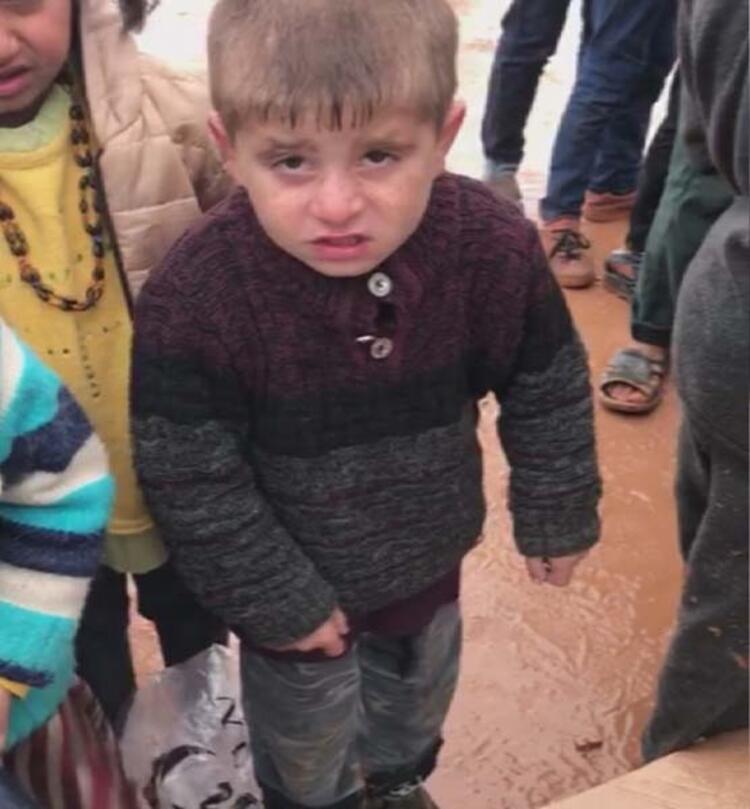 Bu görüntü herkesin yüreğini burkmuştu! O çocuğa yardım eli uzandı