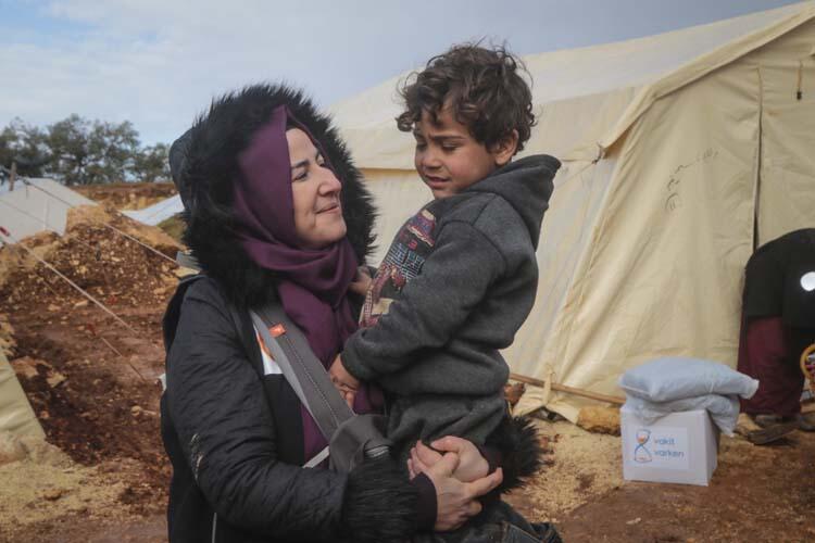 Bu görüntü herkesin yüreğini burkmuştu! O çocuğa yardım eli uzandı