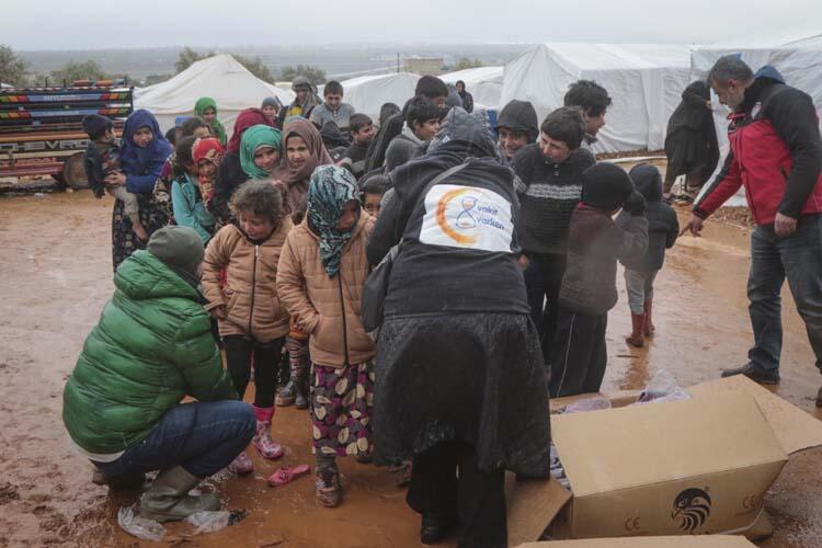 Bu görüntü herkesin yüreğini burkmuştu! O çocuğa yardım eli uzandı