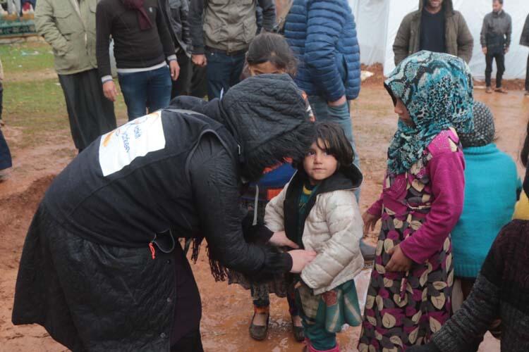 Bu görüntü herkesin yüreğini burkmuştu! O çocuğa yardım eli uzandı
