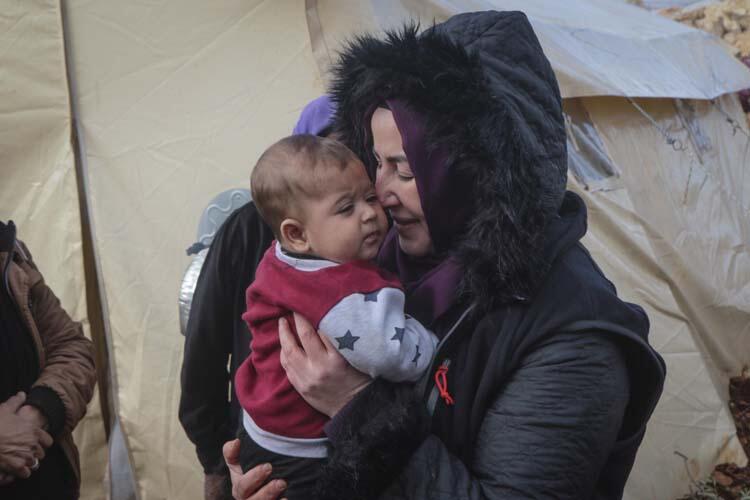 Bu görüntü herkesin yüreğini burkmuştu! O çocuğa yardım eli uzandı