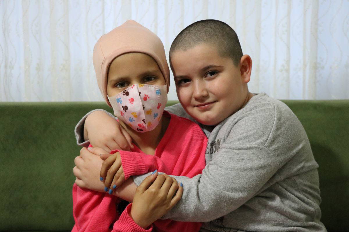 Kanser olan arkadaşına destek için saçını kesti