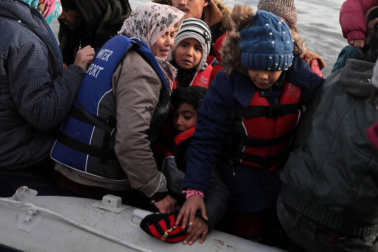 Kapılar açıldı! Göçmenler Yunanistan'a ulaştı... İşte ilk kareler